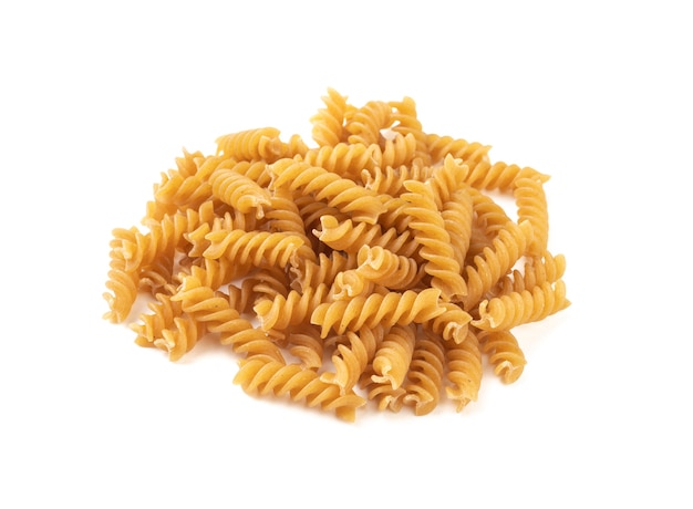 Pâtes fusilli de blé entier isolés