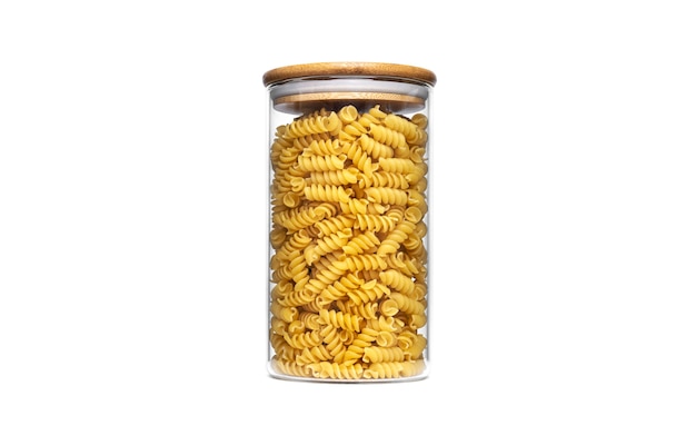 Pâtes fusilli dans un bocal en verre isolé.