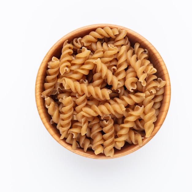 Pâtes fusilli entières dans un bol en bois