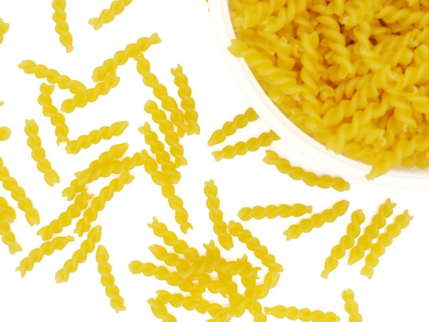 Pâtes fusilli sur fond blanc