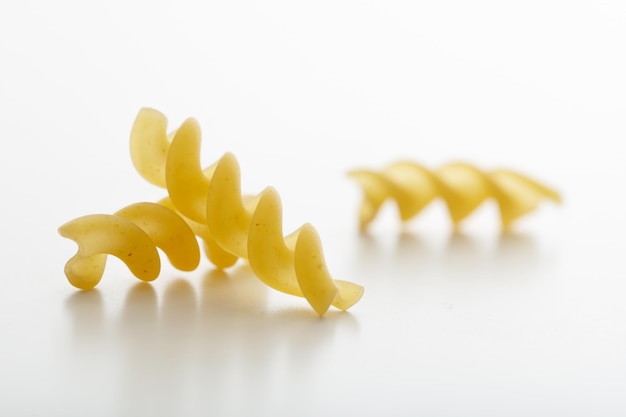 Pâtes fusilli sur fond blanc