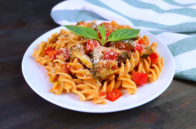 Pâtes Fusilli fraîchement cuites à la sauce tomate sur la table de cuisine