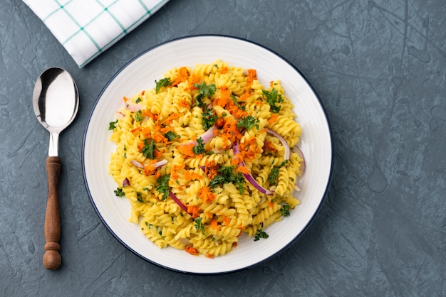 pâtes fusilli avec légume à la sauce aux herbes