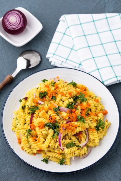 pâtes fusilli avec légume à la sauce aux herbes