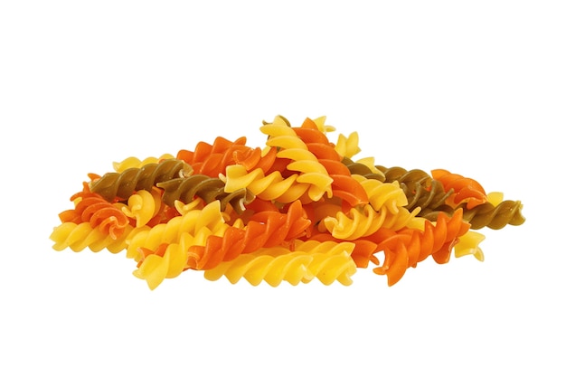 Pâtes fusilli multicolores isolé sur fond blanc