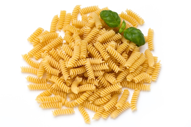 Pâtes fusilli non cuites fond blanc isolé.