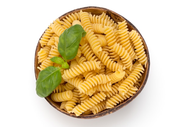 Pâtes fusilli non cuites fond blanc isolé.