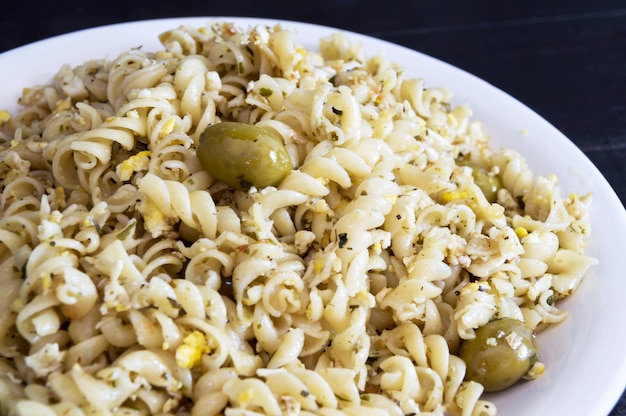 Pâtes fusilli préparées sans sauce rouge