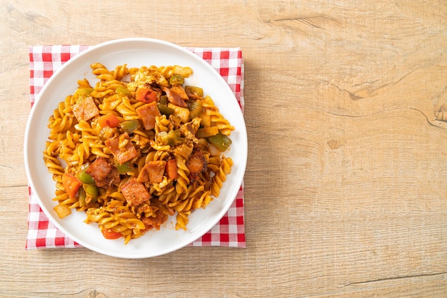 Pâtes fusilli avec sauce au jambon et tomates