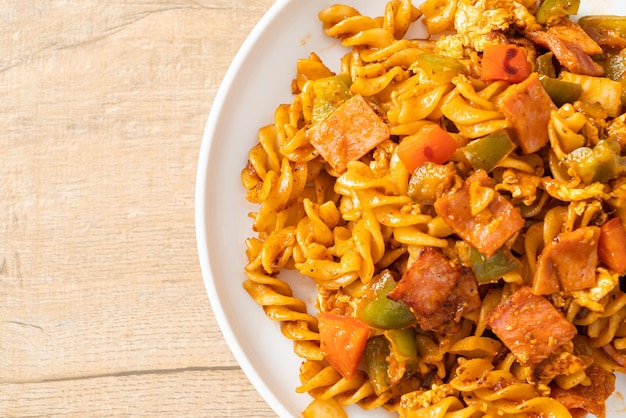 Pâtes fusilli avec sauce au jambon et tomates