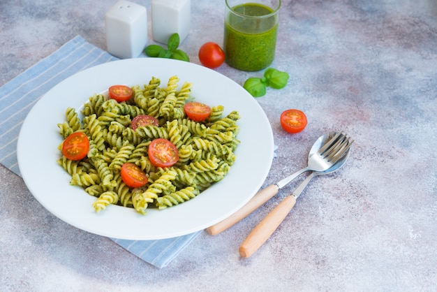 Pâtes fusilli à la sauce au pesto vert