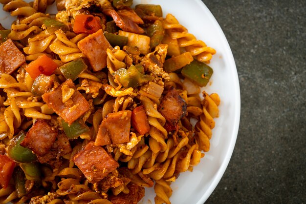 pâtes fusilli sautées avec sauce au jambon et tomates