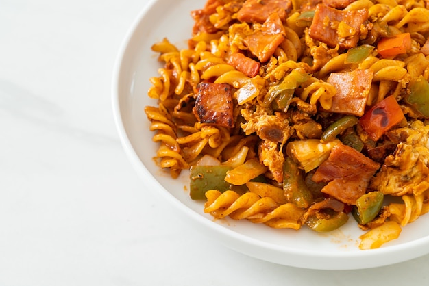 pâtes fusilli sautées avec sauce au jambon et tomates