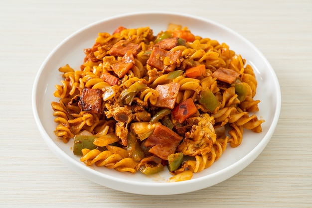 pâtes fusilli sautées avec sauce au jambon et tomates