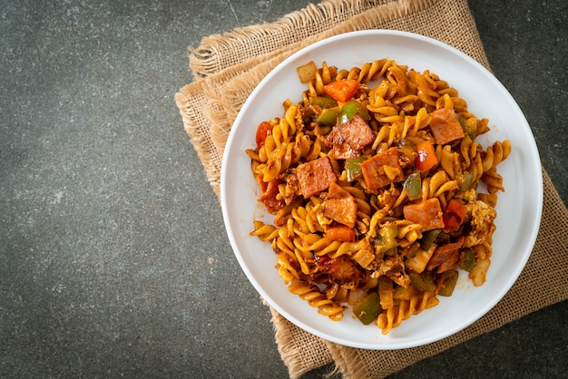 pâtes fusilli sautées avec sauce au jambon et tomates