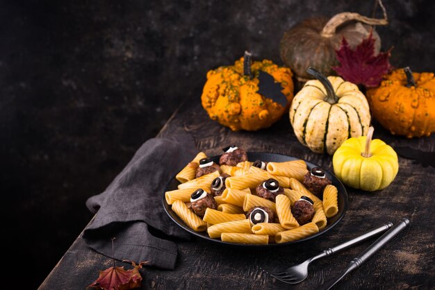 Pâtes d'Halloween aux boulettes de viande en forme d'oeil