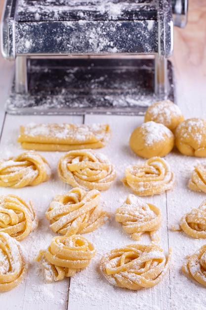 Pâtes avec des ingrédients de pâtes sur la vue de dessus de table en bois foncé