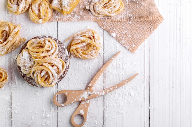 Pâtes avec des ingrédients de pâtes sur la vue de dessus de table en bois foncé