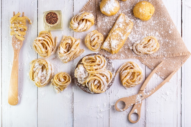 Pâtes avec des ingrédients de pâtes sur la vue de dessus de table en bois sombre