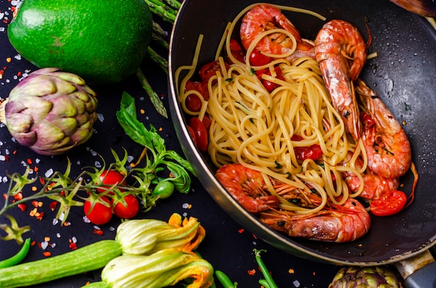 Pâtes italiennes aux crevettes tigrées ou crevettes aux légumes