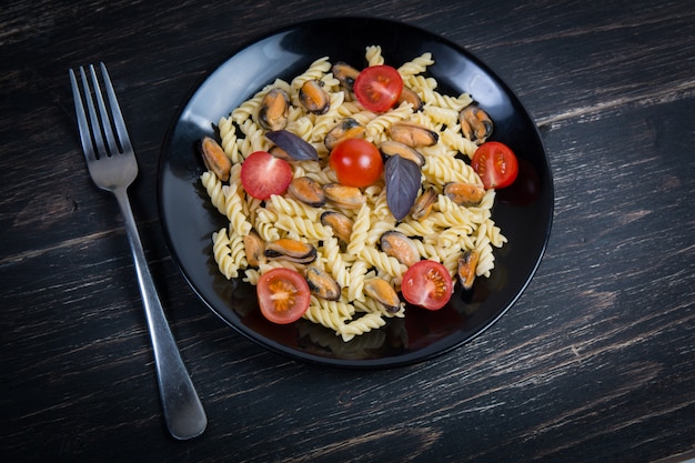 Pâtes italiennes aux moules et aux tomates.