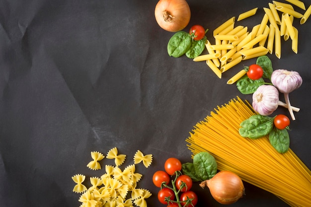 Pâtes italiennes aux tomates cerises, épinards et fromage à plat