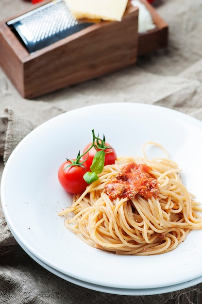 Pâtes italiennes à la bolognaise avec viande et tomate