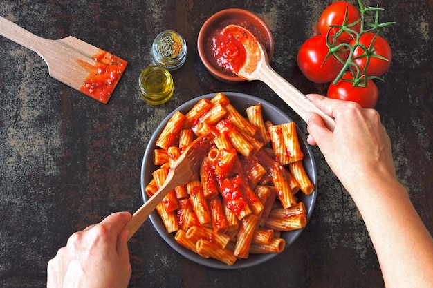 Pâtes italiennes dans un bol avec sauce tomate fraîche. Bol végétalien avec des pâtes à la sauce tomate.