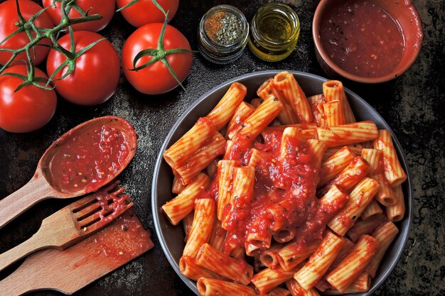 Pâtes italiennes dans un bol avec sauce tomate fraîche. Bol végétalien avec des pâtes à la sauce tomate.