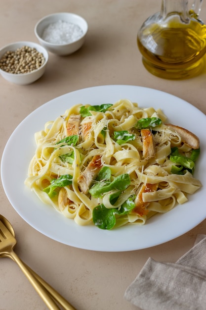 Pâtes italiennes fetuccini alfredo au poulet. Cuisine nationale. Alimentation équilibrée.