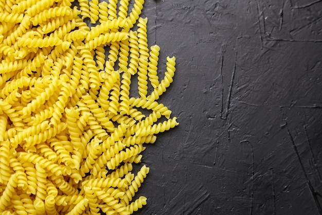 Pâtes italiennes Girandole sur la vue de dessus de table en pierre noire