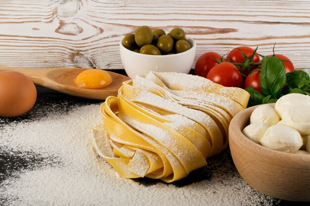 Pâtes italiennes jaunes crues pappardelle, fettuccine ou tagliatelle