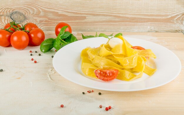 Pâtes italiennes jaunes pappardelle, fettuccine ou tagliatelle