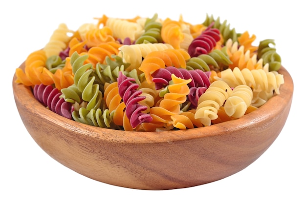 Pâtes italiennes non cuites colorées fusilli dans un bol en bois sur fond blanc