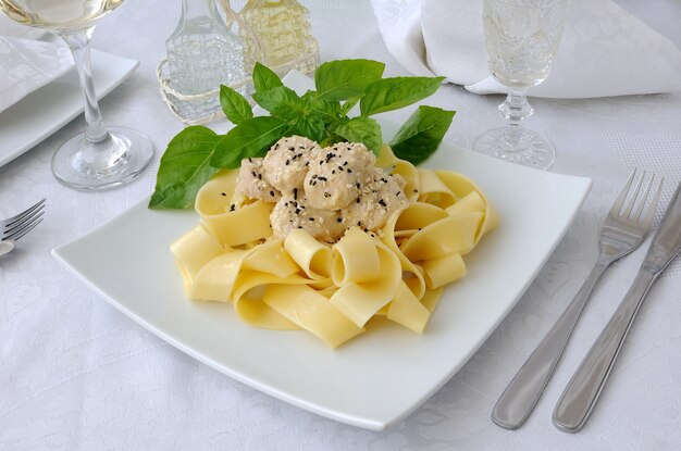 Pâtes italiennes - Pappardelle avec filet de poulet dans une sauce crémeuse aux graines de sésame