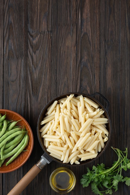 Pâtes italiennes penne dans une poêle