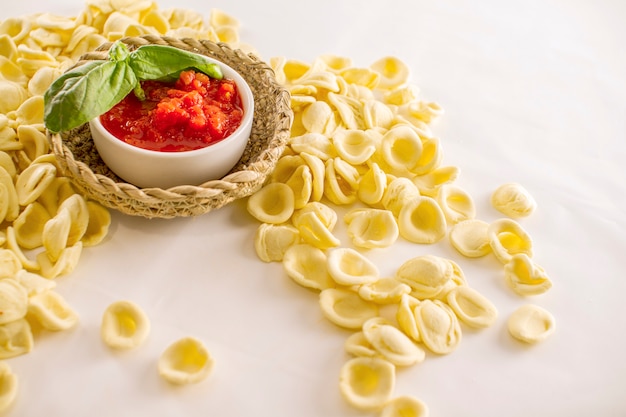 pâtes italiennes avec purée de tomates et basilic