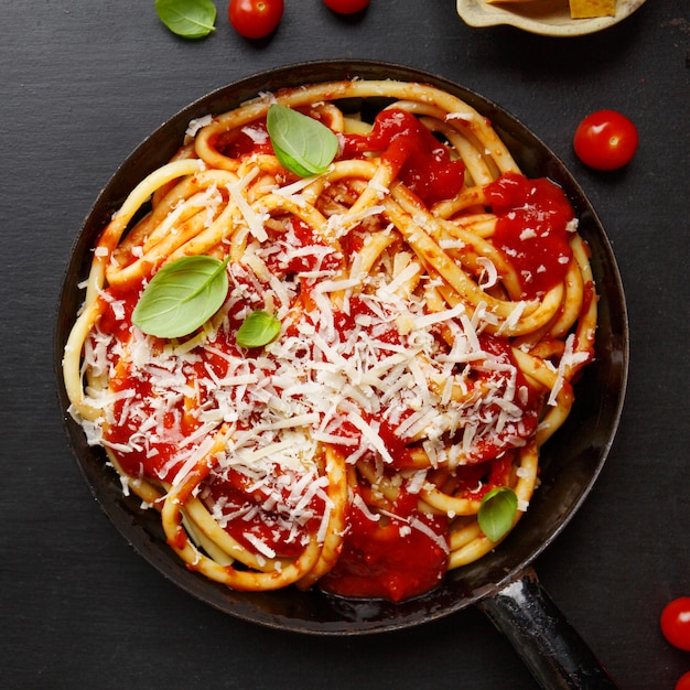 Pâtes italiennes à la sauce tomate et au fromage