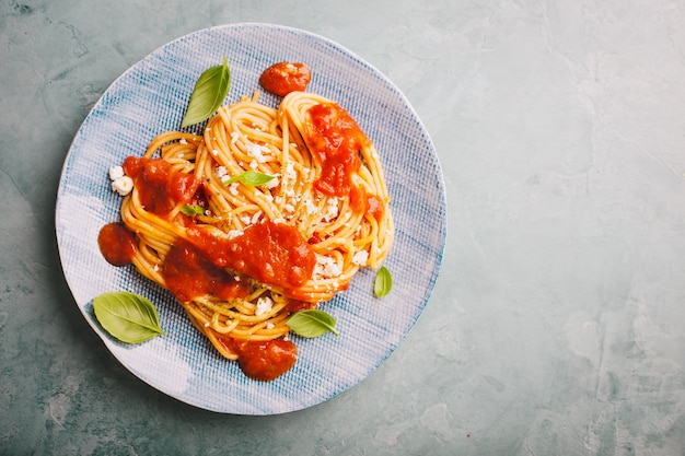 Pâtes italiennes à la sauce tomate dans un bol