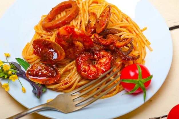 Pâtes italiennes de spaghetti de fruits de mer sur la sauce tomate rouge