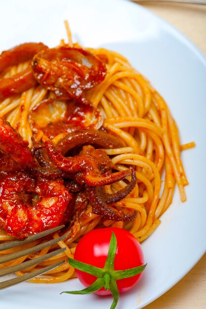 Pâtes italiennes de spaghetti de fruits de mer sur la sauce tomate rouge