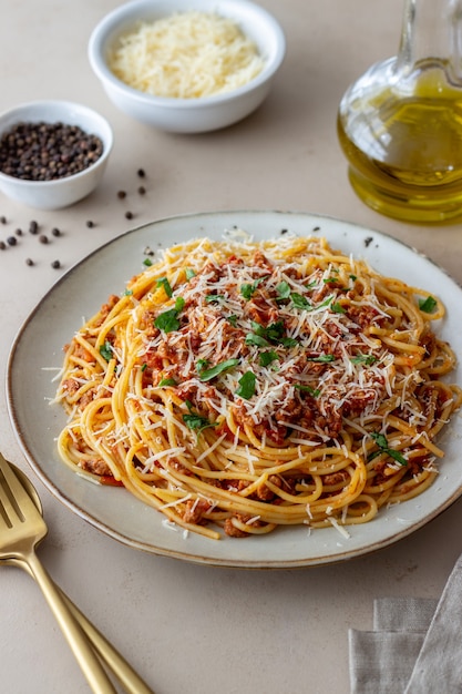 Pâtes italiennes spaghettis à la bolognaise. Cuisine nationale. Recette. Nourriture italienne.