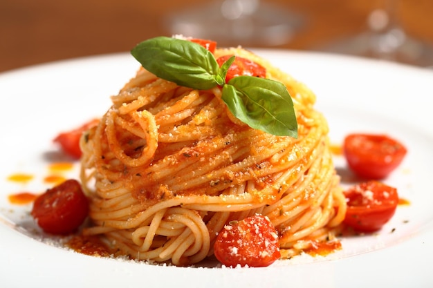 Photo les pâtes italiennes, les spaghettis et les pomodoros