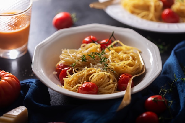 Pâtes italiennes avec tomates cerises frites et thym