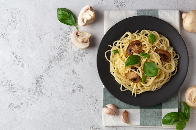 Pâtes italiennes traditionnelles aux champignons et sauce crémeuse