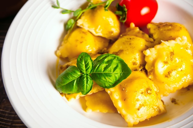 Pâtes italiennes traditionnelles maison de raviolis au basilic et à la tomate cerise