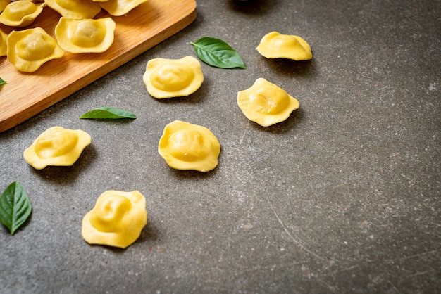 Pâtes italiennes traditionnelles de ravioli - style de cuisine italienne