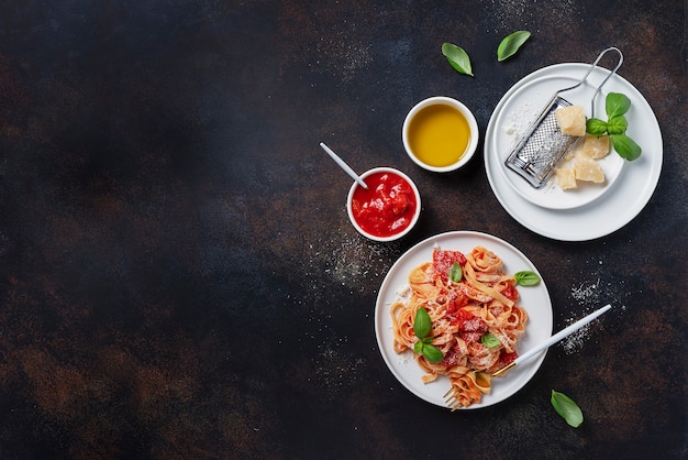 Pâtes italiennes traditionnelles à la tomate, au basilic et au parmesan