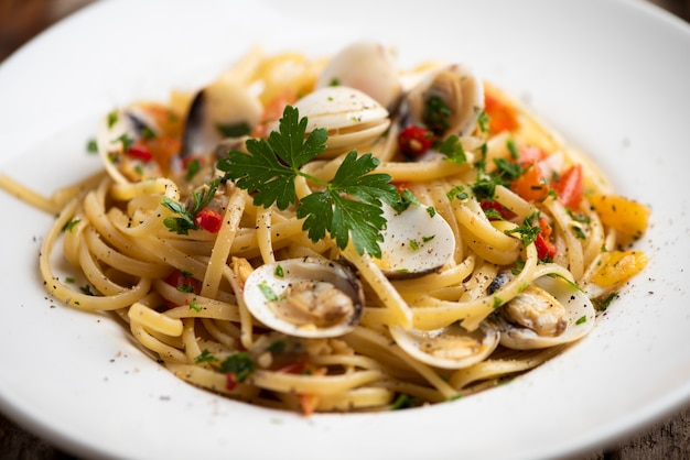 Pâtes linguine dans une sauce aux palourdes servies sur une assiette blanche