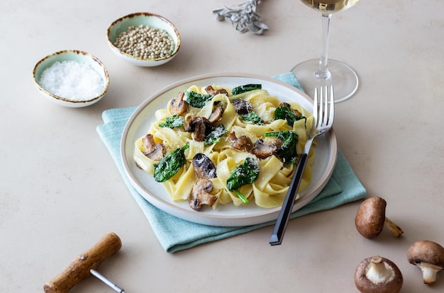 Pâtes linguini aux champignons épinards et fromage Alimentation saine Cuisine végétarienne Cuisine italienne